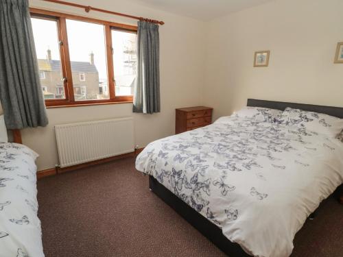 - une chambre avec un lit et une fenêtre dans l'établissement Causeway Cottage, à Berwick-upon-Tweed