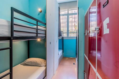 um pequeno quarto com beliches e um corredor em Hostel Center Madrid em Madri