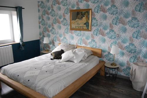 um quarto com uma cama com um urso de peluche em Le Montferrand - Jules Guesde Appartement rénové lumineux em Clermont-Ferrand