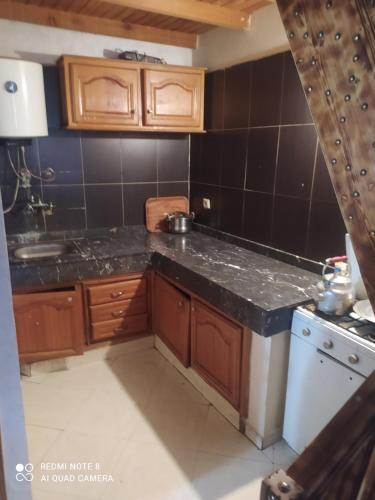 uma cozinha com um balcão e um lavatório em N42 Residence Amine em Ifrane