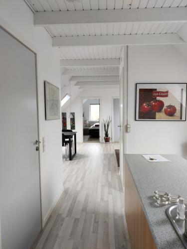 een open hal met een keuken en een eetkamer bij Rosengård in Hammel