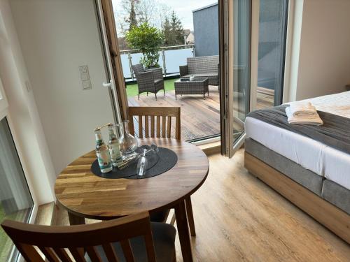 um quarto com uma mesa, uma cama e uma varanda em Villa Hilden em Hilden