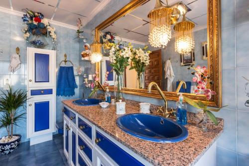 ロルカにあるCasa chalet venta ruizoの洗面台が2つと鏡があるバスルーム