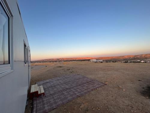 Una ventana de una casa con vistas al desierto en קסיופאה חוויה במדבר, en Yeruham