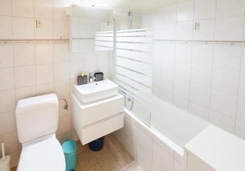 A comfy apartment in Montreux centre tesisinde bir banyo