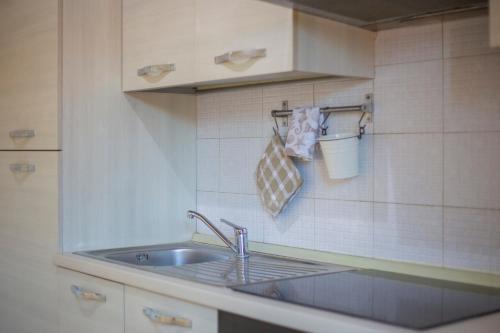eine Küche mit Spüle und einem Eimer an der Wand in der Unterkunft HelloElba Appartamento Il Mediceo in Portoferraio