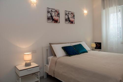 1 dormitorio con 1 cama y 2 cuadros en la pared en Torre San Bonifacio - Locazione Turistica, en San Bonifacio