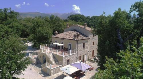 an aerial view of a house in the trees at La quercia B&B in Abbateggio