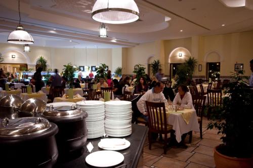 Un restaurante o sitio para comer en Flamenco Beach & Resort Quseir
