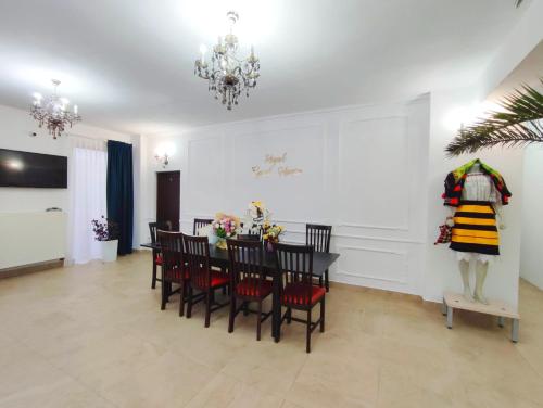 - une salle à manger avec une table et des chaises dans l'établissement Regal Guest House, à Sighetu Marmaţiei
