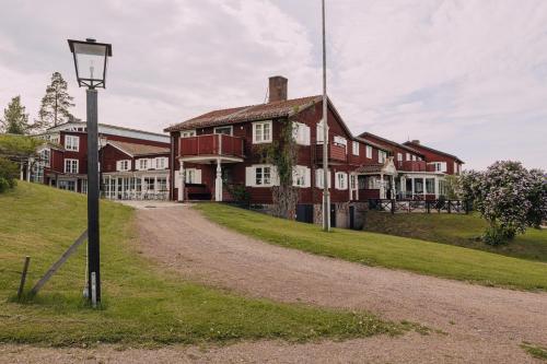 an old house with a street light in front of it at Hotell Gyllene Hornet in Tällberg