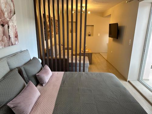Ένα ή περισσότερα κρεβάτια σε δωμάτιο στο NIMA Holiday Home
