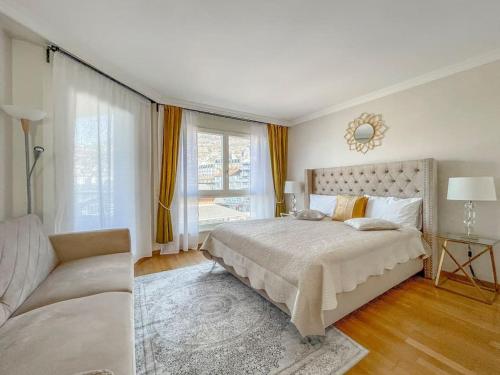 una camera con un grande letto e un divano di Forum Luxury Apartment Lake View a Montreux