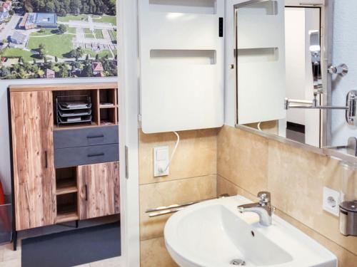 a bathroom with a sink and a mirror at Zentrale Ferienwohnung in Aalen City mit 4-Sternen in Aalen