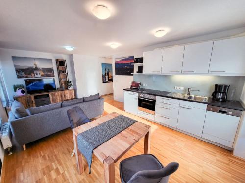 a kitchen and living room with a couch and a table at Zentrale Ferienwohnung in Aalen City mit 4-Sternen in Aalen