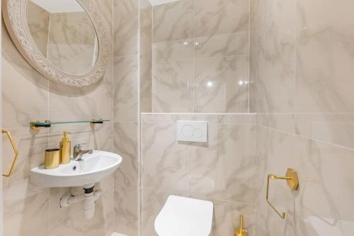 a white bathroom with a sink and a mirror at Urban style 3-bedroom apartment in Montreux