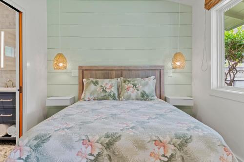 カイルアにあるラニカイ オハナ ハレのベッドルーム1室(花の咲く大型ベッド1台付)