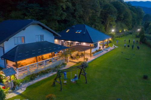 una vista aérea de una casa con parque infantil en Apartments Oeneus, en Račić