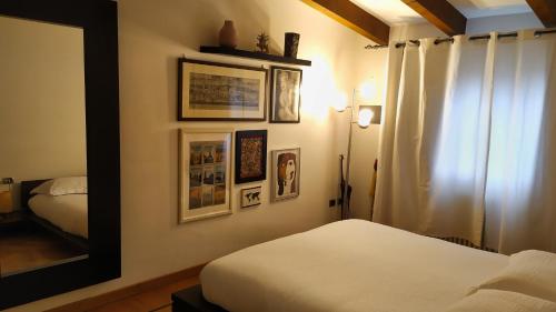 sypialnia z 2 łóżkami i lustrem w obiekcie NOLO93 w Mediolanie