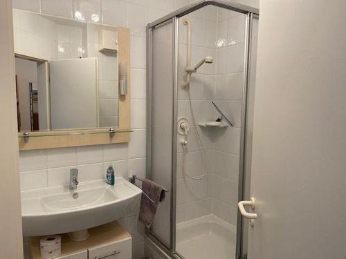 uma casa de banho com um chuveiro e um lavatório. em Haus-Olymp-Apartement-01-Kuehlungsborn-nur-50-m-bis-zum-Strand-ca-50-m2-2-Raeume-sehr-gepflegt em Kühlungsborn