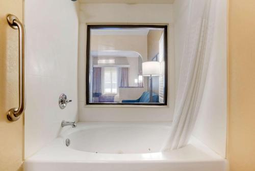 Kamar mandi di Comfort Suites Tallahassee Downtown