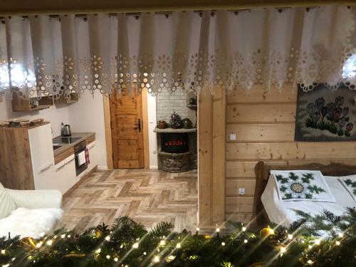 salon z choinką świąteczną i kominkiem w obiekcie Apartamenty Willa Szafran z widokiem na góry w Zakopanem
