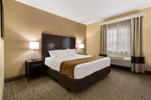 Ένα ή περισσότερα κρεβάτια σε δωμάτιο στο Comfort Inn Yankton SD