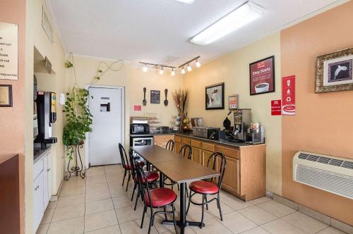 Η κουζίνα ή μικρή κουζίνα στο Econo Lodge Dalhart Hwy 54 - Hwy 287
