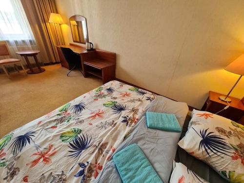 ein Hotelzimmer mit einem Bett mit Blumen darauf in der Unterkunft 10Q - Z6 Apartament 706 in Warschau