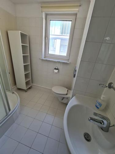ein Bad mit einem Waschbecken, einem WC und einem Fenster in der Unterkunft 10Q - Z6 Apartament 706 in Warschau