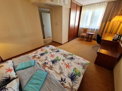 ein Wohnzimmer mit einer Couch mit einer Decke drauf in der Unterkunft 10Q - Z6 Apartament 706 in Warschau