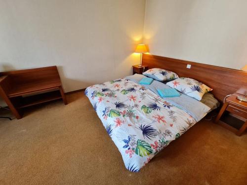 1 Schlafzimmer mit einem Bett mit Blumenbettdecke in der Unterkunft 10Q - Z6 Apartament 706 in Warschau