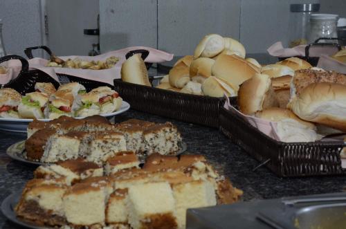 大坎皮纳Titão Plaza Hotel的一大堆不同类型的面包和糕点