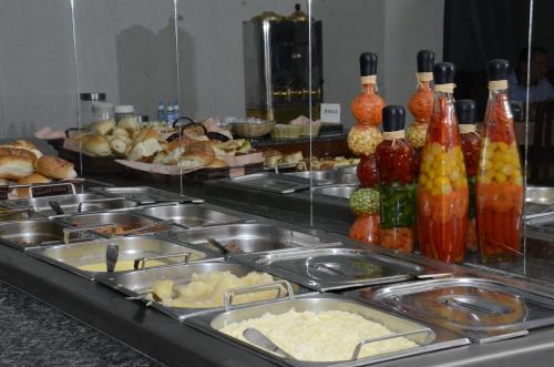 大坎皮纳Titão Plaza Hotel的自助餐,包括各种不同的食物