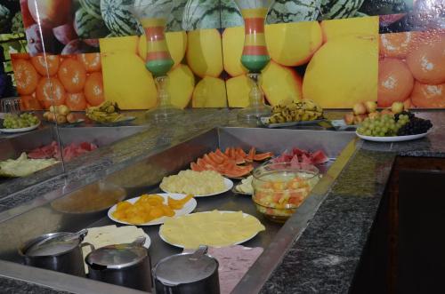 大坎皮纳Titão Plaza Hotel的提供多种水果和饮料的自助餐