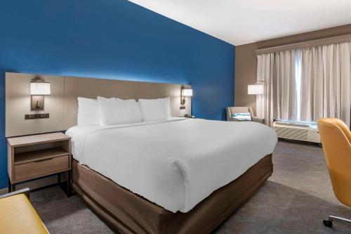 a large white bed in a hotel room at Comfort Inn & Suites in Shelbyville