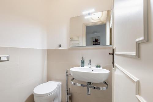 A bathroom at Lungarno Elegant Apartment with Panoramic Balcony