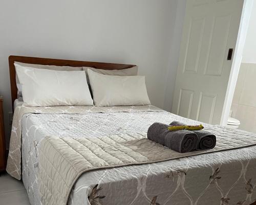 Una cama con dos mantas y dos toallas. en RyQ-C en Jeffreys Bay