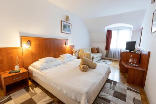 Postel nebo postele na pokoji v ubytování HELIOS Hotel Apartments