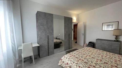 ein Schlafzimmer mit einem Bett und einem Schreibtisch. in der Unterkunft BnB Arianna's home in Turin