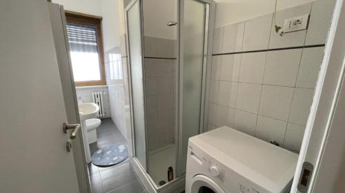 ein kleines Bad mit einer Dusche und einem WC in der Unterkunft BnB Arianna's home in Turin