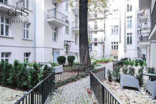 a walkway in front of a white building at Elegancki apartament w centrum miasta-Kazimierz in Krakow