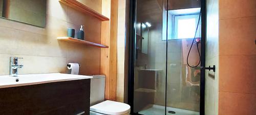 ein Bad mit einer Dusche, einem WC und einem Waschbecken in der Unterkunft Antiga Rectoria, Aidí. in Aydí