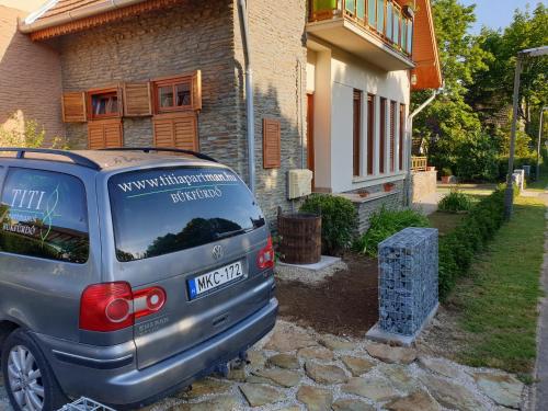 a car parked in front of a house at Titi Boutique Apartmanok in Bükfürdő