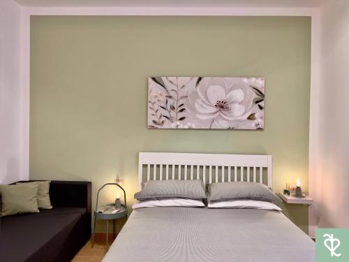 um quarto com uma cama e um sofá em RomeSweetRome em Roma