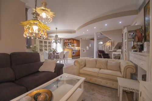 Casa adosada con piscina comunitaria Solo familias no grupos de jovenes
