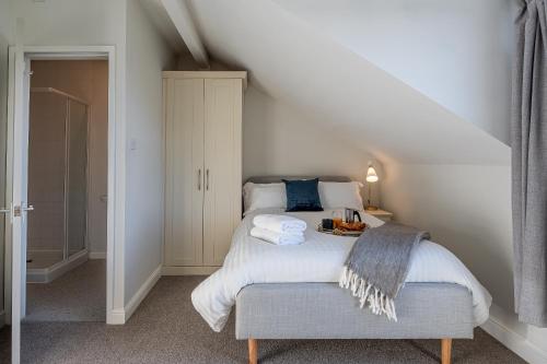 sypialnia z białym łóżkiem i stołem w obiekcie Stunning 5 Bedroom 5 En-Suite Victorian House in Harrogate w mieście Harrogate
