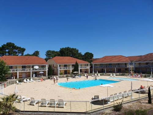 Πισίνα στο ή κοντά στο Apartment Les Alcyons T2 by Interhome