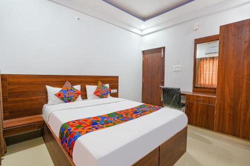 Postel nebo postele na pokoji v ubytování FabHotel Whitefield Suites - Nr ITPL Main raod
