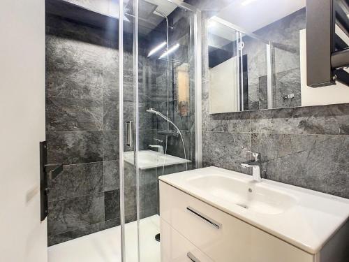 La salle de bains est pourvue d'un lavabo et d'une douche. dans l'établissement Apartment Chavière-12 by Interhome, aux Menuires